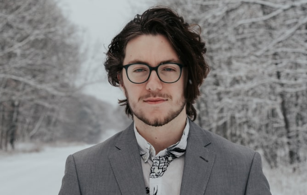 男性顧客贊美他穩重