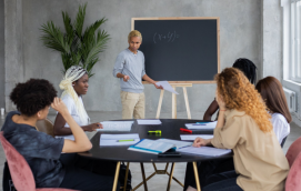 網店自招客服好還是和客服外包公司合作比較好?