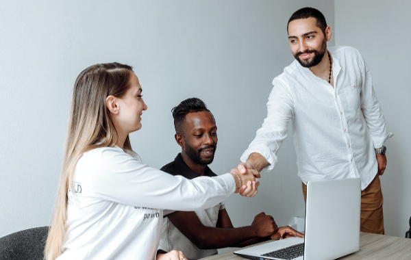 與外包公司達成合作