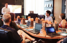 抖音小店選擇外包客服的利與弊