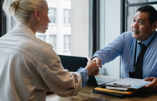 抖音小店的客服外包合同應(yīng)該怎么簽？