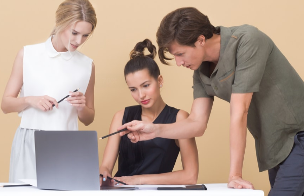 客服在研究問(wèn)題