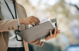 怎樣才能選擇一家靠譜的400電話外包公司?