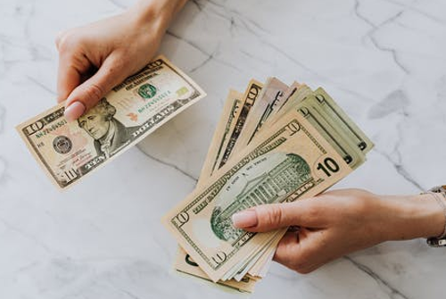 進口網店客服外包的費用（進口網店在線客服外包的費用和收費標準、合作模式及相關影響因素）