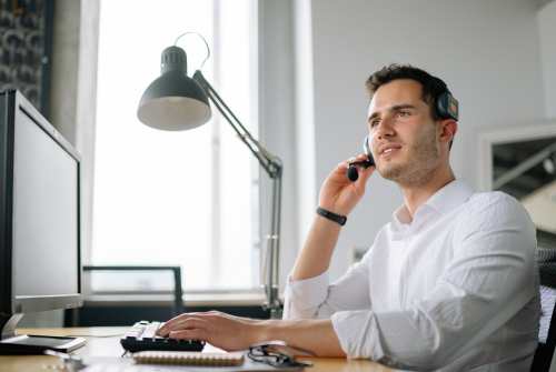 外包公司的客服人員