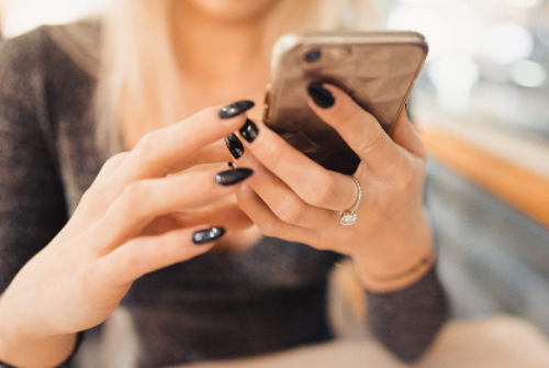 客服為客戶解答問題