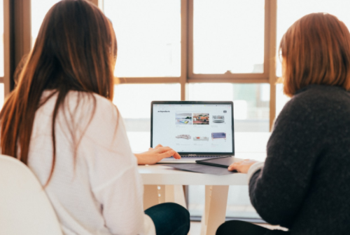 為顧客講解商品