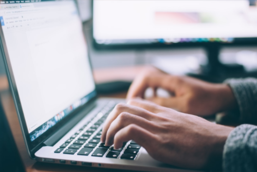 負責回復顧客信息