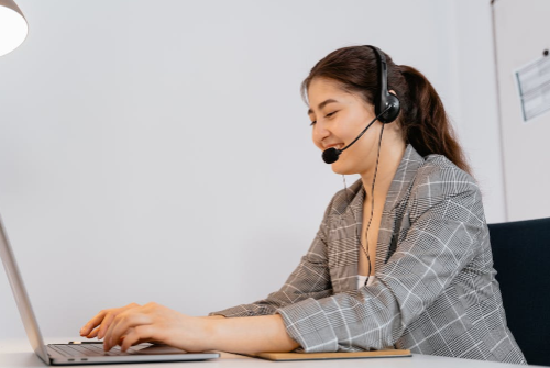 客服與客戶愉快對話