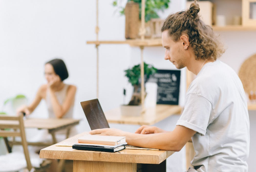 拼多多客服專業知識有哪些？客服工作好做嗎？