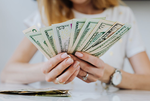 抖音網(wǎng)店是通過什么方法實現(xiàn)流量變現(xiàn)的？