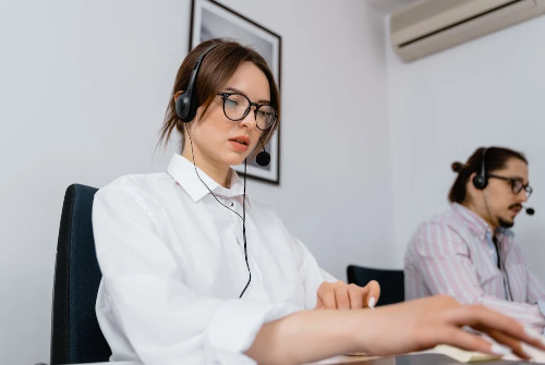 自聘客服與外包客服哪個比較好？好在哪？