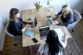 在辦公室該如何跟同事交流?