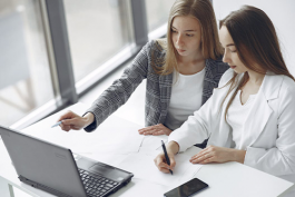 職場人如何與人溝通?(提高職場人溝通能力的方法)