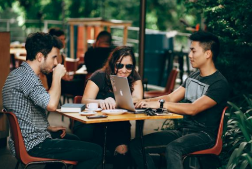 與領導溝通的技巧 在職場樹立自信的方法