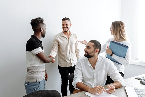 如何處理職場人際關系？（解決職場溝通問題的技巧和方法）