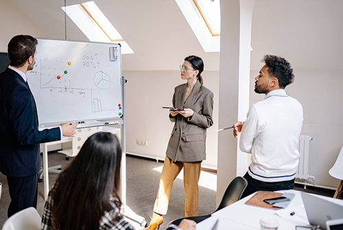 職場上如何說話？有哪些溝通法則？