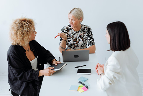 如何管理大齡員工？（管理老員工的6個方法）