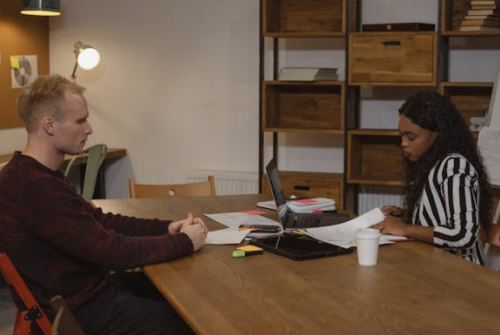 在職場中該如何應對上司的刁難？（職場應對策略）