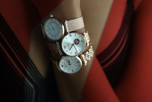 為什么將晚班客服外包出去？理由是什么？