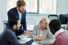 大型企業電話客服外包服務的優劣勢對比