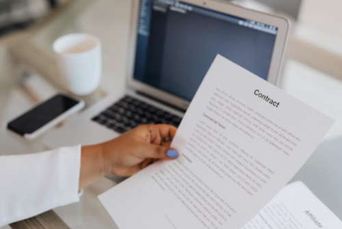 該如何簽拼多多網店的客服外包合同？