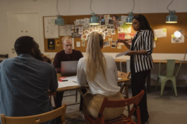 抖音商家該如何正確選擇客服托管公司？