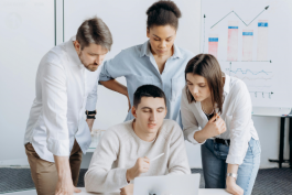 小紅書自聘客服與客服外包的區(qū)別