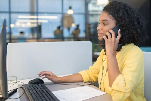 選擇電話客服外包好還是自己招客服好