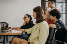 拼多多自聘客服與外包客服的優(yōu)劣勢(shì)有哪些