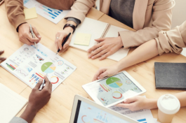 抖店在線客服外包跟誰簽合同