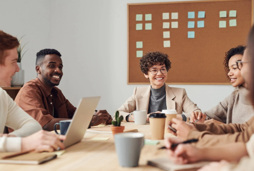 選拼多多客服外包還是自聘客服